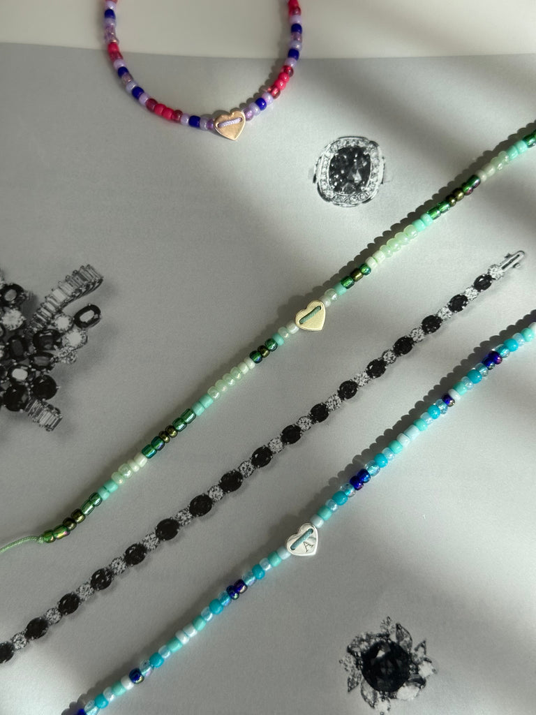 Korálkový náramok so zlatým srtiečkom a uzáverom- UNISEX