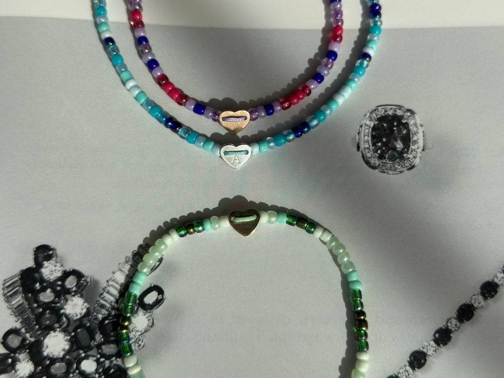 Korálkový náramok so zlatým srtiečkom a uzáverom- UNISEX