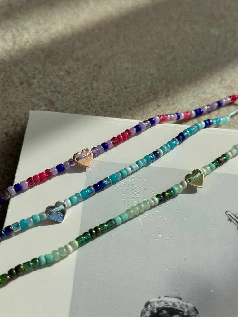 Korálkový náramok so zlatým srtiečkom a uzáverom- UNISEX